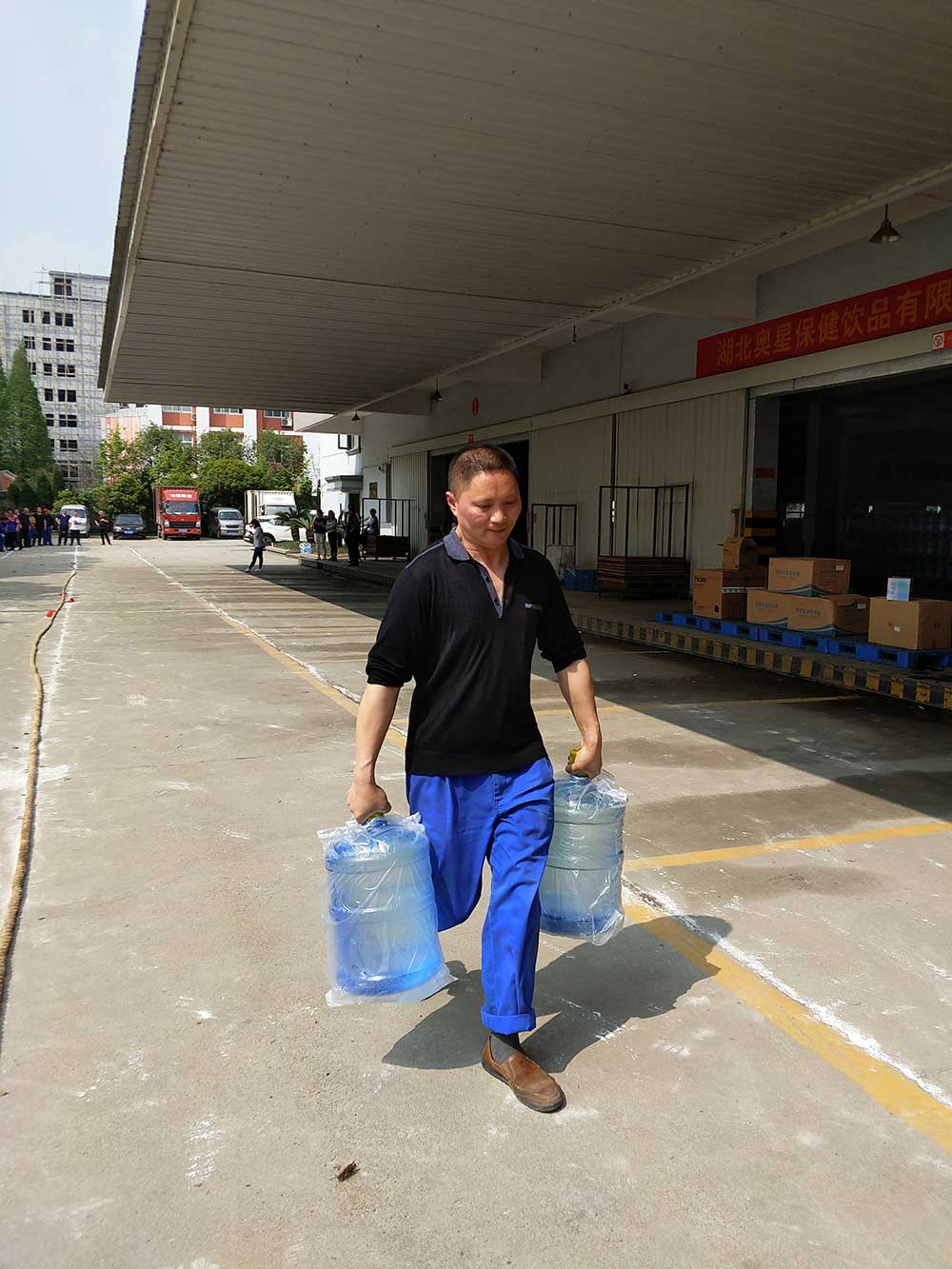 負(fù)重短跑比賽進(jìn)行中